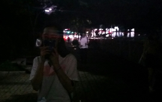 울산 지진에 놀란 양산 주민         (부산=연합뉴스) 5일 오후 8시 33분께 울산 동구 동쪽 52㎞ 해상에서 발생한 규모 5.0의 지진이 발생하면서 양산 신도시의 주민들이 대피하고 있다. 2016.7.5      ready@yna.co.kr  (끝)